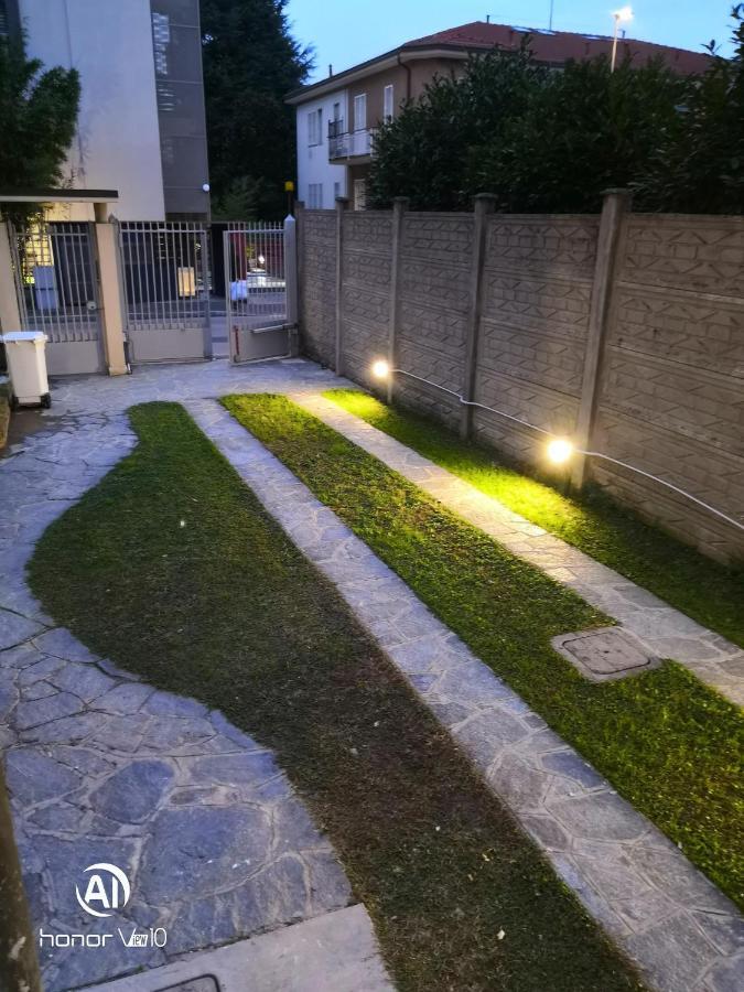 Отель Flatmilan Чернуско-суль-Навильо Экстерьер фото